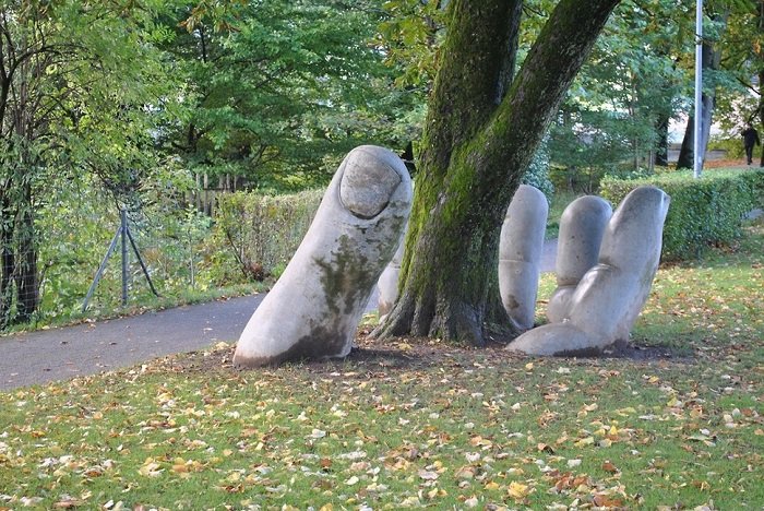 Уличная скульптура перед музеем скульптора в Грюйере.