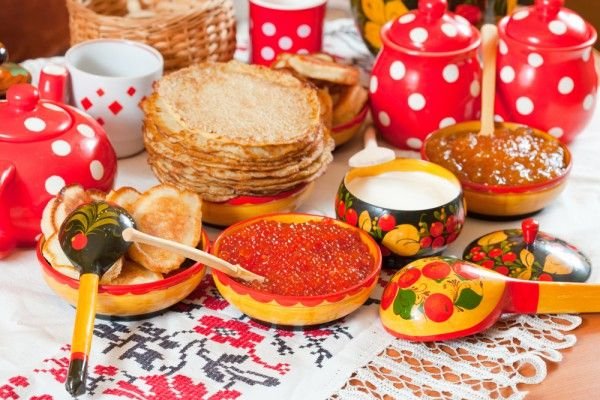 Праздничный стол в первый масленичный день